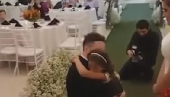 "¿Serás mi hija para siempre?": el novio sorprende a su hijastra en la boda