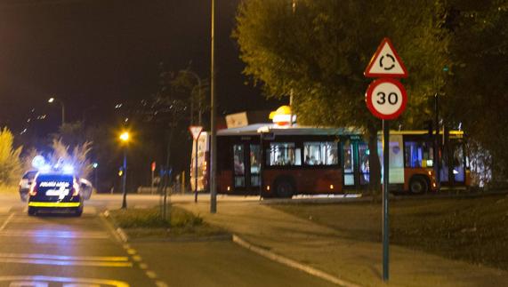 Uno de los buses de la Rober escoltado la noche de Halloween.