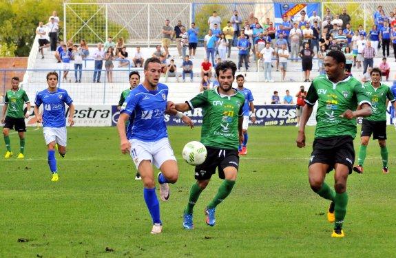 Casi se interna con velocidad ante dos defensas en el partido de casa frente al Villanovense.