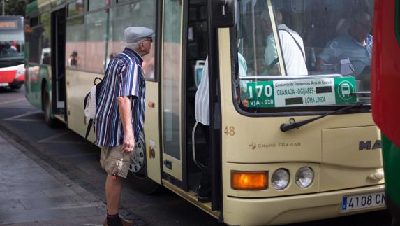 Un usuario de transporte metropolitano se dispone a subir en un 'amarillo' con destino a los Ogíjares.