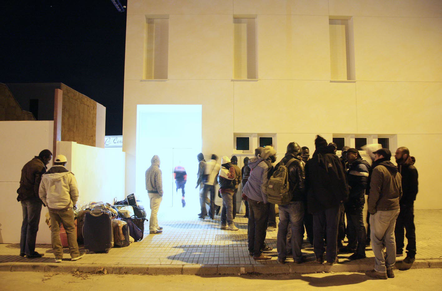 Cola ante el albergue de temporeros en Úbeda.