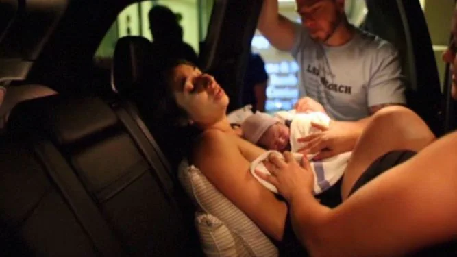 Un hospital cobra 6.300 euros a una mujer que dio a luz en el parking
