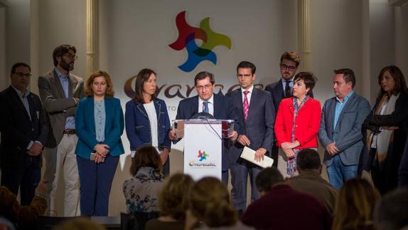 El presidente de la Diputación, rodeado de autoridades durante la presentación del nuevo enlace aéreo. 