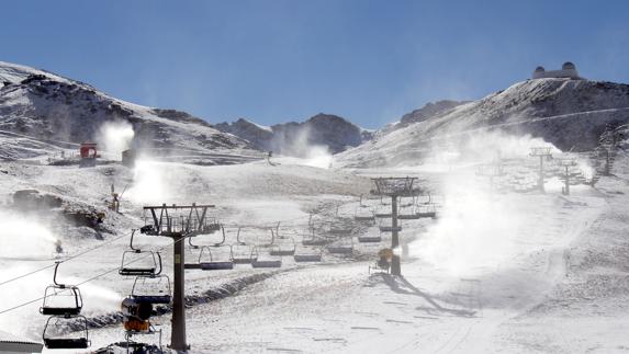 Sierra Nevada arranca los cañones tras otra nevada otoñal