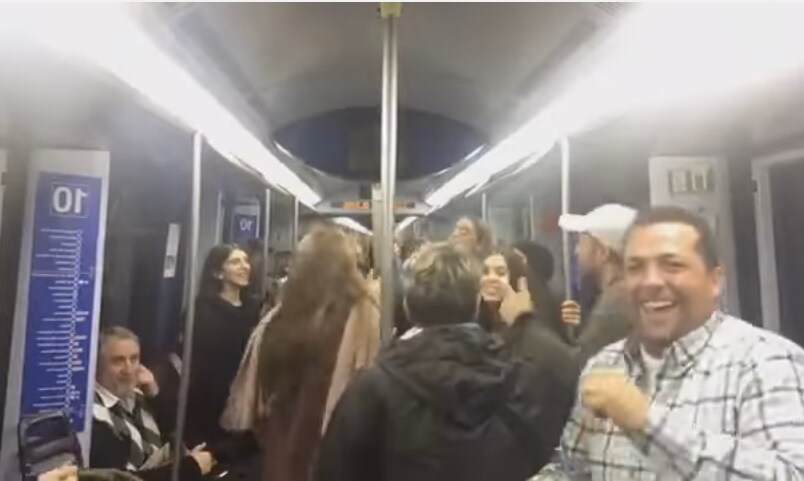 Un músico callejero hace bailar 'La Bicicleta' a un vagón del Metro de Madrid