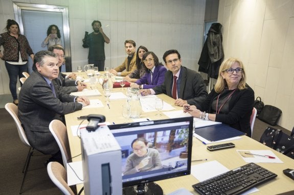 Los miembros del consejo rector escuchan al representante del Ministerio de Cultura, que comparece por videoconferencia.