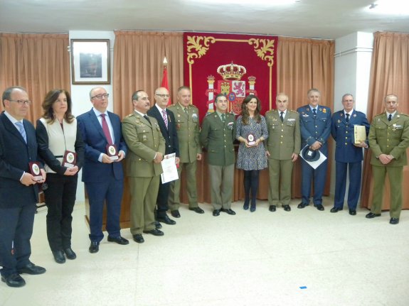 Los homenajeados posan junto al subdelegado de Defensa en Jaén, Cándido Alonso, y el delegado de Defensa de Andalucía, Pedro Serrano.