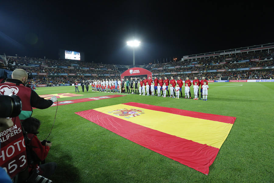 Suena el himno de Macedonia en el estadio de Los Cármenes mientras los españoles aguardan respetuosos su turno.