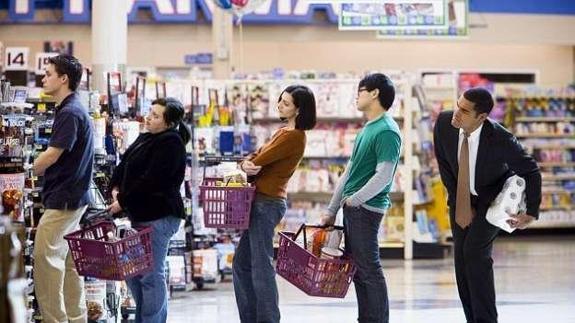 ¿Cómo puedes elegir siempre la cola más corta en el supermercado?