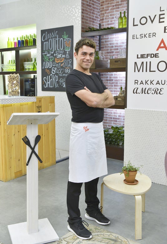 Este malagueño es el nuevo camarero de 'First Dates'