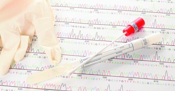 Una muestra de saliva basta para realizar la prueba de ADN.