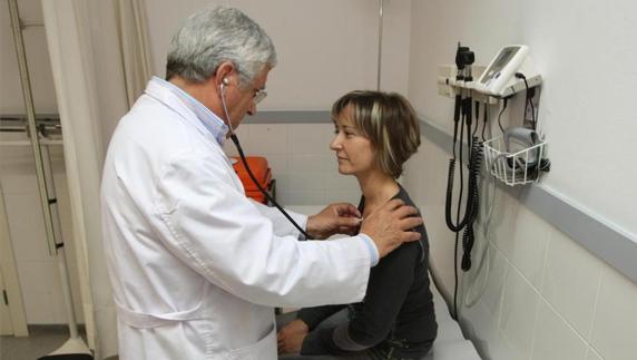 Un médico atiende a una mujer en una consulta de Atención Primaria. 