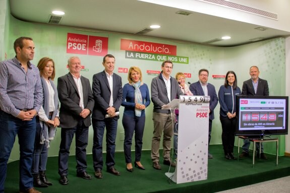 Representantes del PSOE en la presentación del contador.