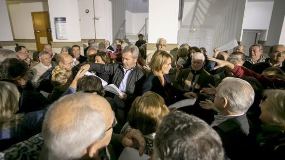 Luisa García Chamorro y José García Fuentes, del PP, repartieron recursos entre los afectados para paralizar el cobro de las tasas de basura a los cortijos.  