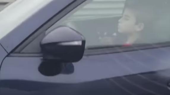 Indignación por un niño conduciendo a 100 kilómetros por hora con su padre mirando el móvil