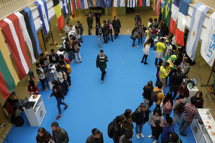 Estudiantes extranjeros de la UJA participan en la Feria Internacional/Global Village