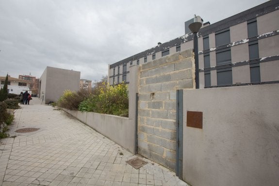 El bloque de Visogsa en el barrio de Cartuja cumple ya cinco años cerrado a cal y canto.