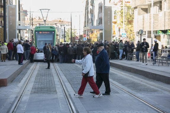 Expectación en las calles del Zaidín por la presencia del metropolitano, que cubrió el 75% del recorrido.