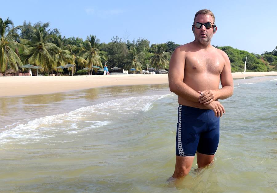 Ben Hooper pone a punto su cronómetro al iniciar la travesía el domingo pasado en una playa de Dakar.
