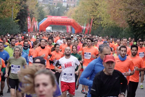 Salida de la tercera edición de la Carrera Urbana de la Universidad de Granada desde el campus de Fuentenueva.