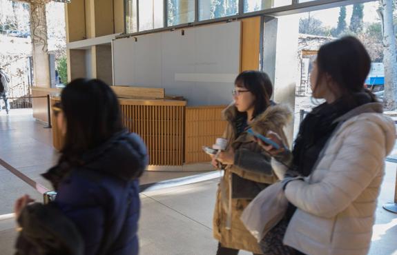 Mostrador para alquilar las audioguías de la Alhambra.