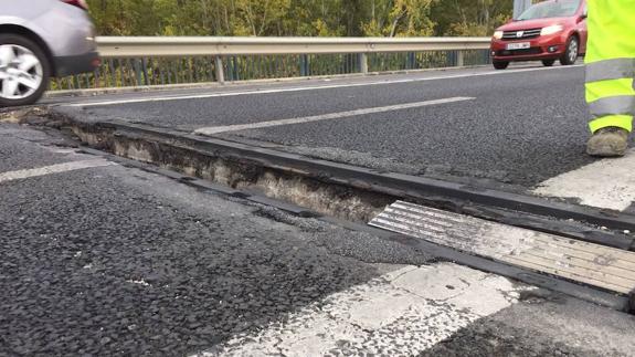 Cortado al tráfico un carril sentido Sevilla de la A-92G tras detectarse un resalto en la estructura del puente de Los Vados