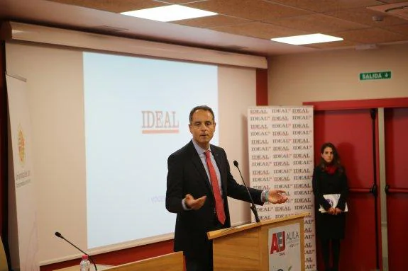 El catedrático José Antonio Lorente Acosta, ayer durante su ponencia en el Aula de Emprendimiento de IDEAL.