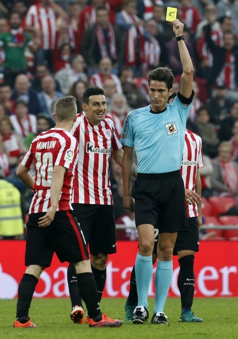 El jienense muestra una cartulina a Adúriz junto a Muniaín en San Mamés.