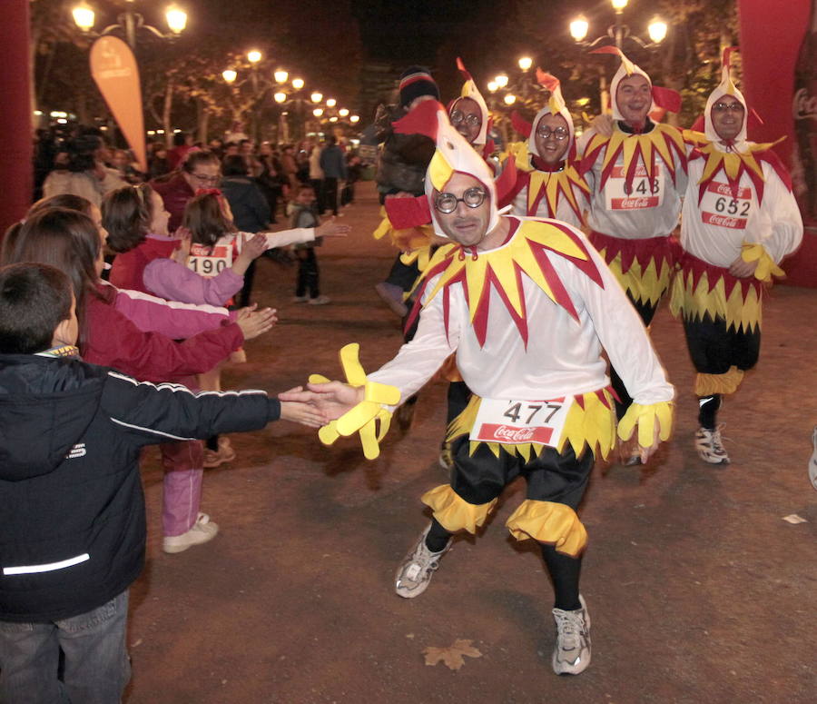 La Nocturna ilumina con sus disfraces y simpatía las calles granadinas de cara a la Navidad.