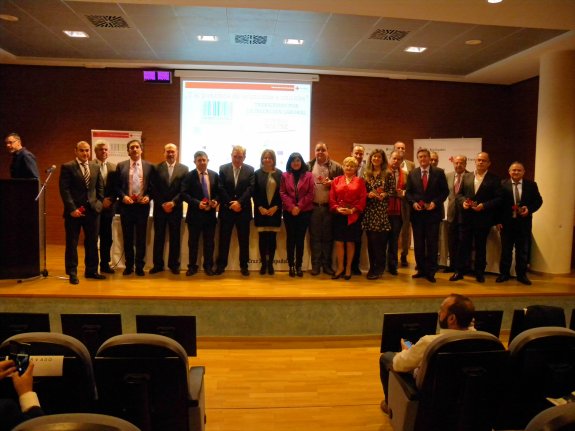 Los premiados posan junto a José Boyano, presidente de Cruz Roja Jaén -sexto por la izquierda-.