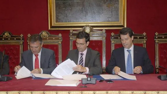 El Ayuntamiento firma con Endesa y Emasagra el acuerdo "más avanzado" contra la pobreza energética