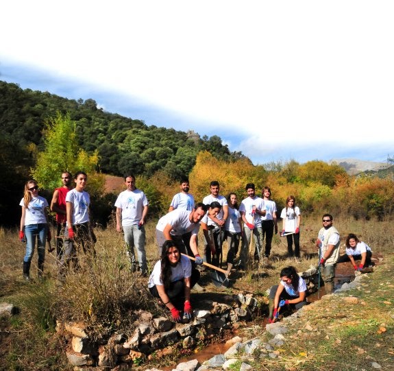 Grupo de voluntarios que trabajan en la recuperación de las acequias del Fargue.