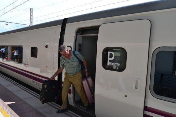 Un hombre desciende de un tren talgo en la Estación Intermodal de Almería.