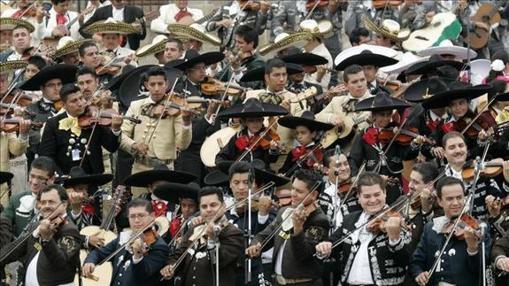 Se levantan y encuentran a un mariachi borracho en el pasillo de casa