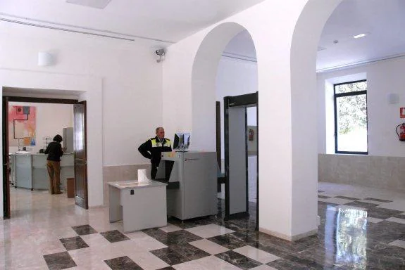 Un agente de Policía Local controla el acceso al edificio municipal de Mondragones.