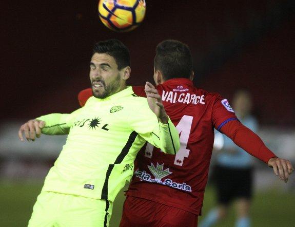 Antonio Puertas lucha con Luis Valcarce por un balón aéreo.