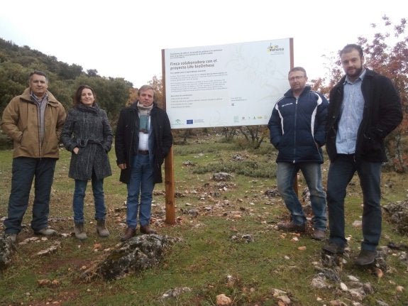 Autoridades y responsables del proyecto en una visita a la finca pública.