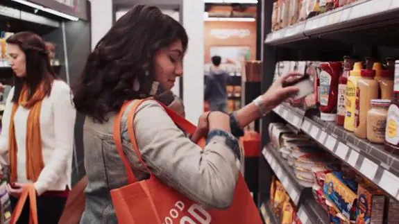 ¿Cómo funciona el supermercado sin colas y sin cajas para pagar de Amazon?