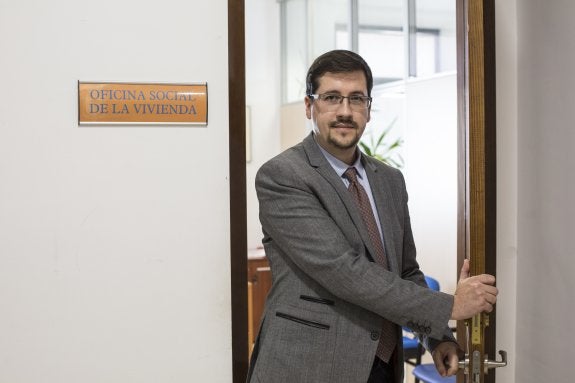 Gerardo Dueñas en la Oficina Social de la Vivienda del Ayuntamiento.