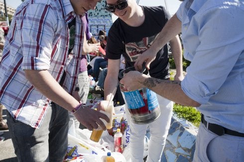 Jóvenes celebran la Fiesta de la Primavera.