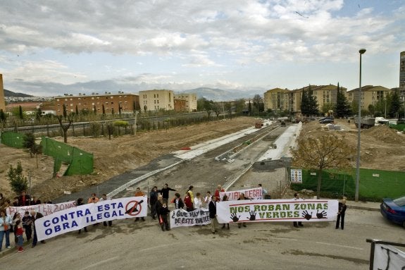 Los vecinos protestan por la construcción del vial, en el año 2007.