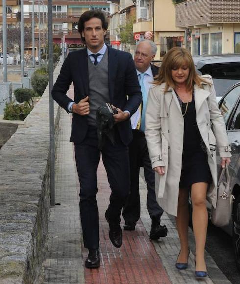 Feliciano López camina con su abogada hacia el juzgado que tramita su divorcio. 