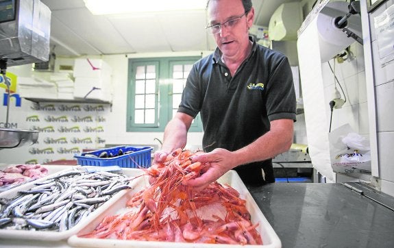 Quisquilla auténtica de Motril en un puesto del mercado motrileño, ayer.