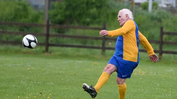 El futbolista más viejo del mundo busca equipo a sus 81 años