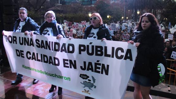Unas 2.000 personas protestan en Jaén contra el «caos sanitario»