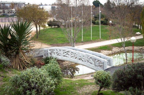La pasarela es un regalo de Acciona  al municipio  madrileño donde  tiene su sede corporativa. :: r. C.