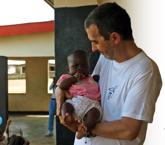Miguel Serrano, presidente de 'Todos Son Inocentes', sostiene a un bebé nacido en la sede de la oenegé en Sierra Leona.