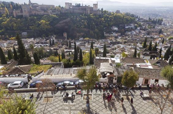 La Alhambra con el Mirador de San Nicolás abajo.