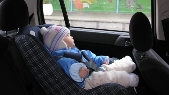 El peligro de sentar al niño en el coche con el abrigo puesto