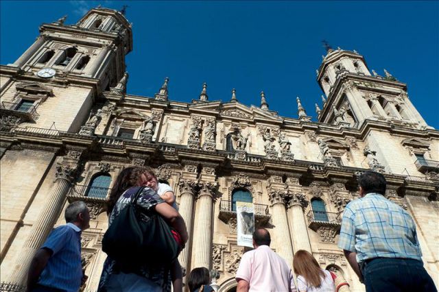 Turistas observan la fachada de la catedral de Jaén. 